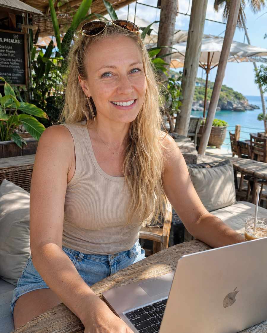 Nadine Jehle arbeitet remote mit Laptop am Meer
